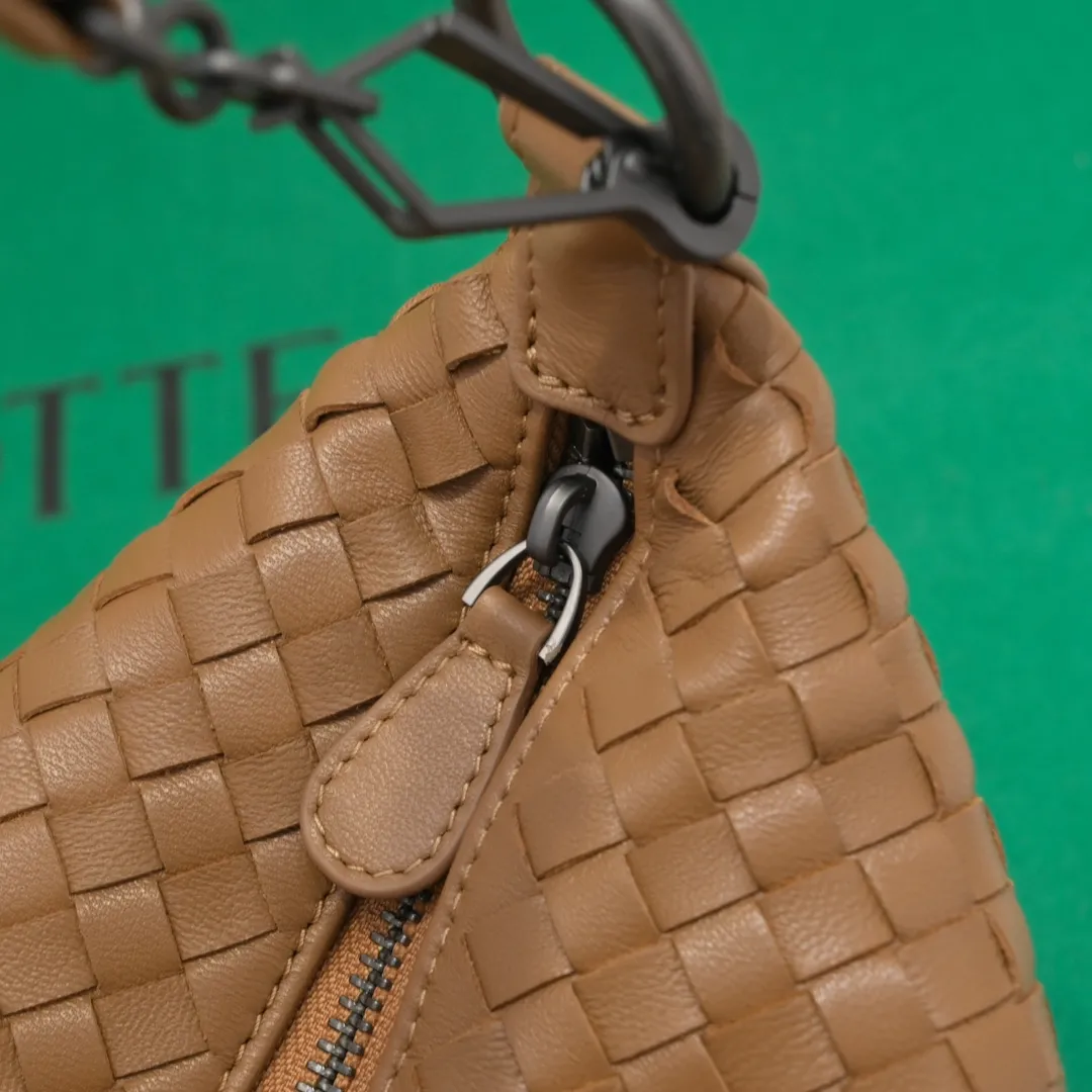 Batch 1260 BV classic women's hand-held shoulder crossbody bag, made of imported sheepskin purely hand-woven, lined with pigskin, equipped with original matte hardware, with long shoulder straps that can be adjusted in length, impeccable workmanship, top-notch craftsmanship, focusing on high-end quality, the first choice for product identification, real-life pictures 👉🏻The color is great👍 Size: 28*18*14 Model: 9843
